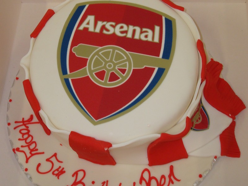 Round Arsenal cake with scarf